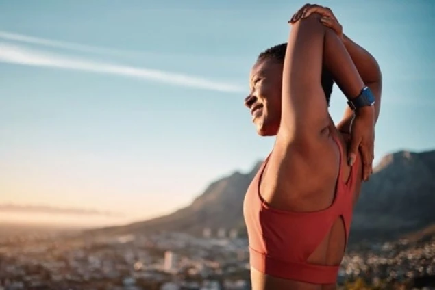 Estiramiento al aire libre en un momento de bienestar con CBDOL PLUS